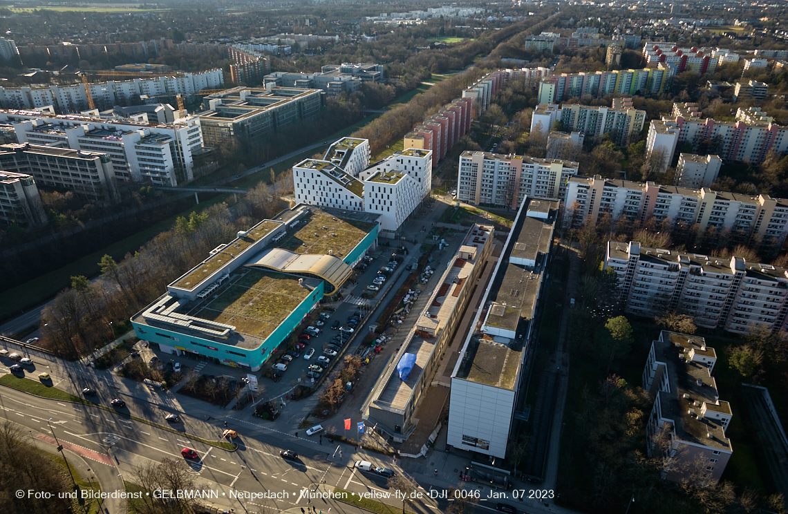 07.01.2023 - Luftbilder vom Plettzentrum mit Montessori Schule in Neuperlach